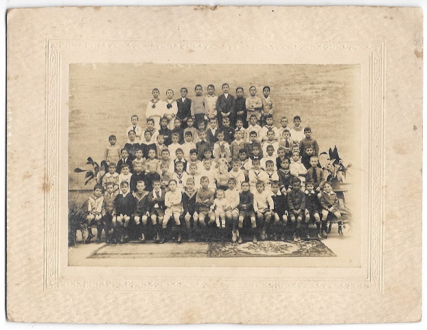 FOTOGRAFIA DE GRUPO DE NIÑOS ESCOLARES. SIN DATOS DE FOTOGRAFO. SOBRE 1920.