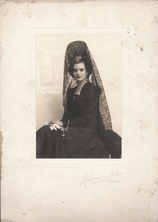 FOTOGRAFIA DE SEÑORA DE MANTILLA, FOTO RAMIREZ DE ARELLANO, SEVILLA. SOBRE 1940.
