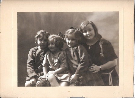 FOTOGRAFIA DE GRUPO DE CUATRO NIÑAS. FOTO CASTELLANO, SEVILLA. SOBRE 1930.