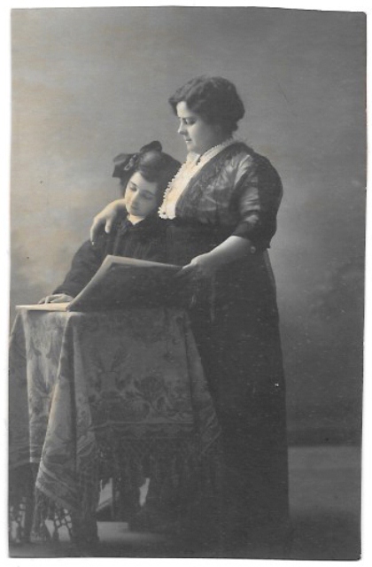 FOTO ANTIGUA DE ESTUDIO MADRE E HIJA, 1916. 13 X 8,5 CM.