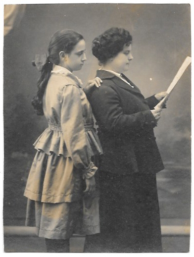 FOTO ANTIGUA DE ESTUDIO MADRE E HIJA, 1916. 12,5 X 9,5 CM.