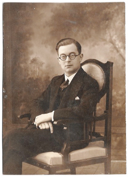 FOTO ANTIGUA DE ESTUDIO CABALLERO SENTADO. SOBRE1926. 14 X 10 CM.