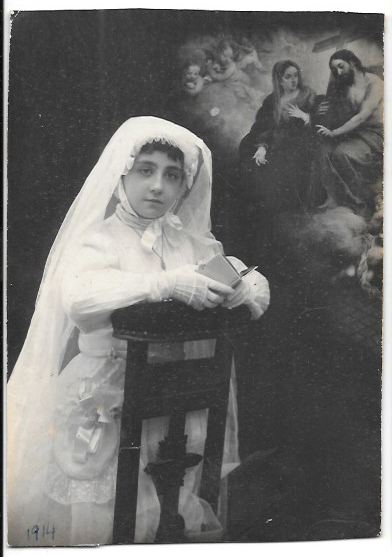 FOTO ANTIGUA DE ESTUDIO NIÑA DE COMUNION. SOBRE1914. 13,5 X 9,5 CM.