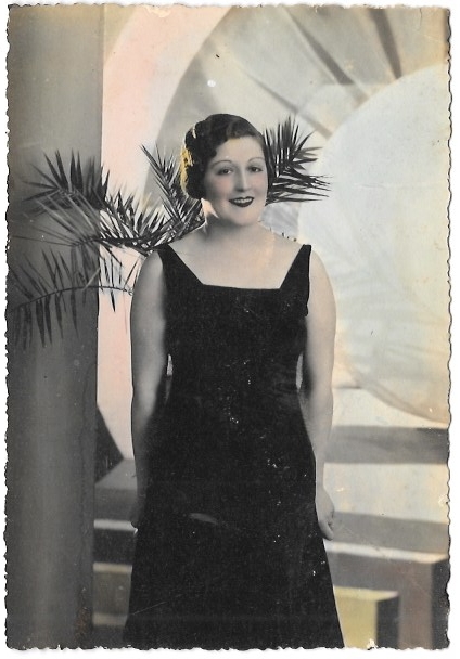 FOTO ANTIGUA DE ESTUDIO ILUMINADA DE MUJER. SOBRE1930. 15 X 10,3 CM.