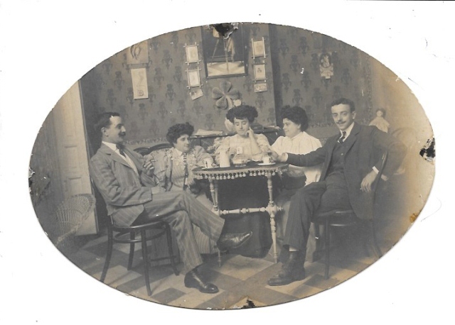 FOTO ANTIGUA MATRIMONIO AGUIRRE, PEPITA, MARIANA Y GUSTAVO. SOBRE1905. 16 X 11,5 CM.