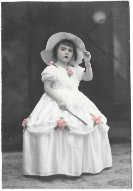 FOTO ANTIGUA DE ESTUDIO ILUMINADA DE NIÑA SOBRE 1920. 16 X 10,8 CM. SEGUNDO Y ROSITA, CADIZ