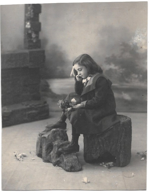 FOTO DE ESTUDIO DE NIÑA PENSATIVA. 18 X 14,5 CM. SOBRE 1920.