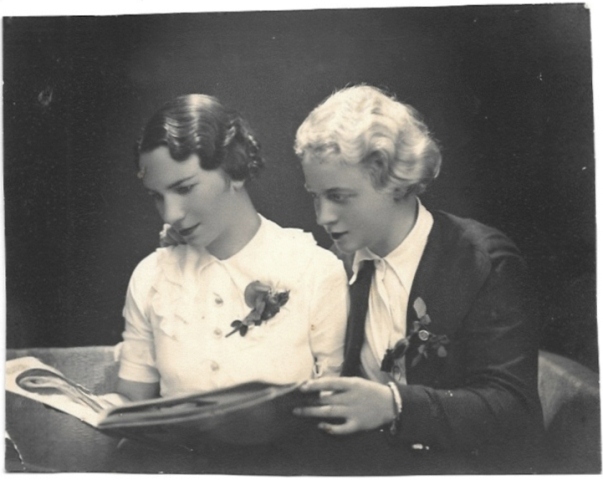 FOTO ANTIGUA DE ESTUDIO DE DOS MUJERES. 18 X 14 CM. SOBRE 1920.