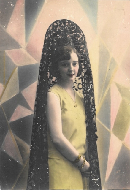 FOTO ANTIGUA DE ESTUDIO ILUMINADA MUJER CON MANTILLA. 20,5 X 14 CM. AÑO 1929.