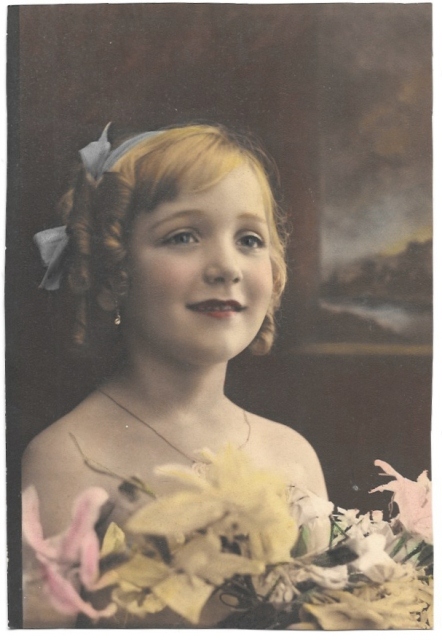 FOTO ANTIGUA DE ESTUDIO ILUMINADA DE NIÑA CON FLORES. 22 X 15 CM. SOBRE 1930.