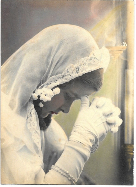 FOTO ANTIGUA DE ESTUDIO ILUMINADA DE NIÑA DE COMUNION. 21 X 15,5 CM. SOBRE 1930.