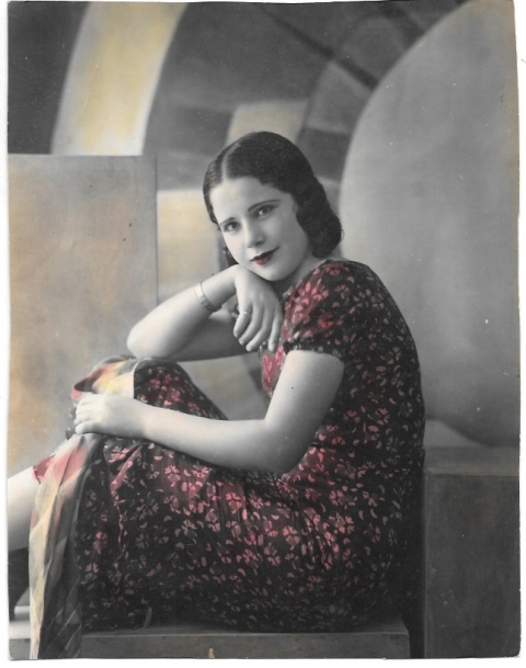 FOTO ANTIGUA DE ESTUDIO ILUMINADA DE MUJER JOVEN. 20,5 X 16 CM. SOBRE 1933