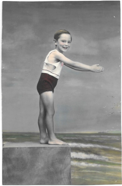 FOTO ANTIGUA DE ESTUDIO ILUMINADA DE NIÑO ESCENA DE PLAYA. 21 X 13,5 CM. AÑO 1935.