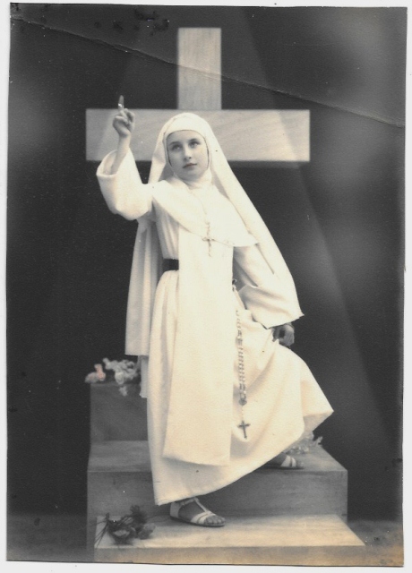 FOTO ANTIGUA DE ESTUDIO NIÑA DE PRIMERA COMUNION. 20,5 X 14,5 CM. SOBRE 1930.