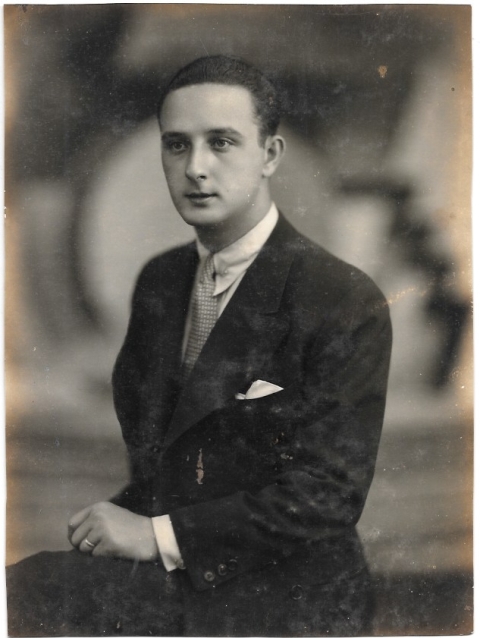 FOTO ANTIGUA DE ESTUDIO HOMBRE JOVEN. 21 X 16 CM. SOBRE 1935.