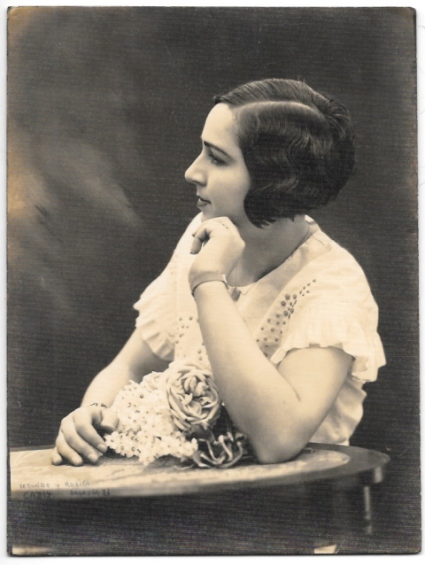 FOTO ANTIGUA DE ESTUDIO JOVEN MUJER. 22,5 X 16,5 CM. SEGUNDO Y ROSITA CADIZ. SOBRE 1926.