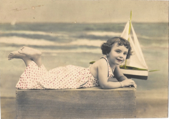 FOTO ANTIGUA DE ESTUDIO ILUMINADA NIÑA EN LA PLAYA. 20,5 X 15 CM. SOBRE 1926