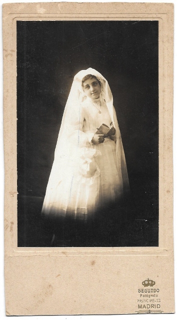 FOTO ANTIGUA DE ESTUDIO RETRATO DE NIÑA DE COMUNION. 26X14 CM. SOBRE 1920. SEGUNDO, MADRID