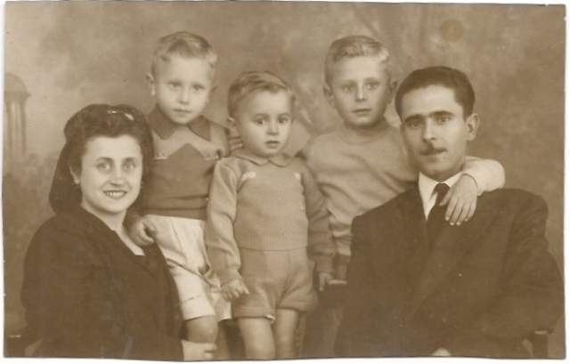 FOTOGRAFIA DE ESTUDIO FAMILIA. SOBRE 1930. TAMAÑO: 15 X 9,7 CM.