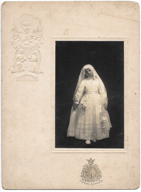 FOTO DE ESTUDIO DE NIÑA DE 1ª COMUNION FOTO SEGUNDO, MADRID.  SOBRE 1915. 26 X 19,5 CM.