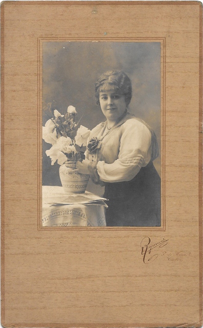 FOTO DE ESTUDIO SRA. PEPITA. FOTO REYMUNDO (CADIZ) TAMAÑO 27 X 16,5 CM.
