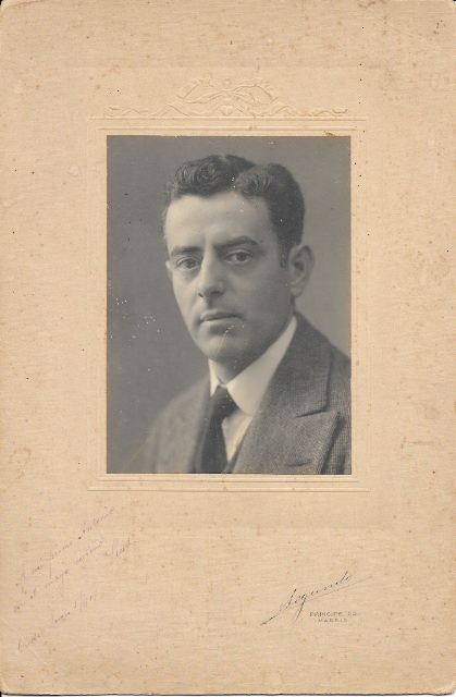 FOTO DE ESTUDIO DE CABALLERO. FOTO SEGUNDO (MADRID) TAMAÑO 29,4 X 19,5 CM.