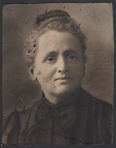 FOTO DE ESTUDIO DE SRA. MERCEDES GOMEZ.  TAMAÑO 24 X 30 CM. ESTADO DESLUCIDA