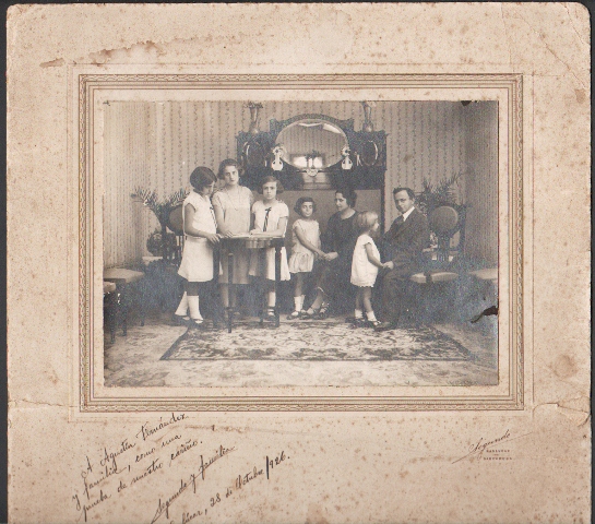 FOTO DE ESTUDIO DE AGUSTIN FERNANDEZ Y FAMILIA 31,5 X 33 CM. FOTO SEGUNDO AÑO 1926