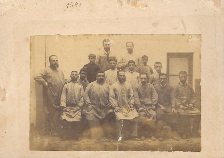GRUPO DE TRABAJADORES ADULTOS Y NIÑOS APRENDICES AÑO 1891