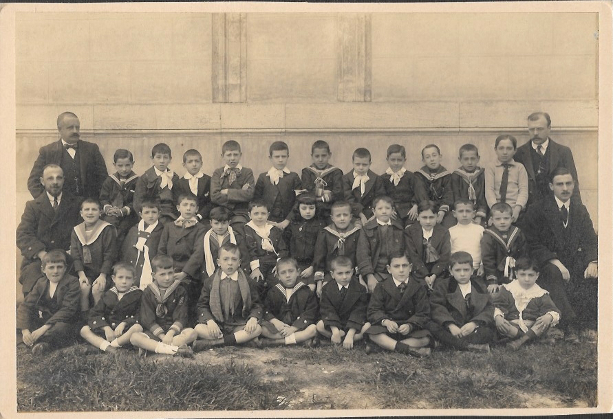 GRUPO DE PROMOCION DE NIÑOS ESCOLARES CON SUS PROFESORES SOBRE EL AÑO 1910