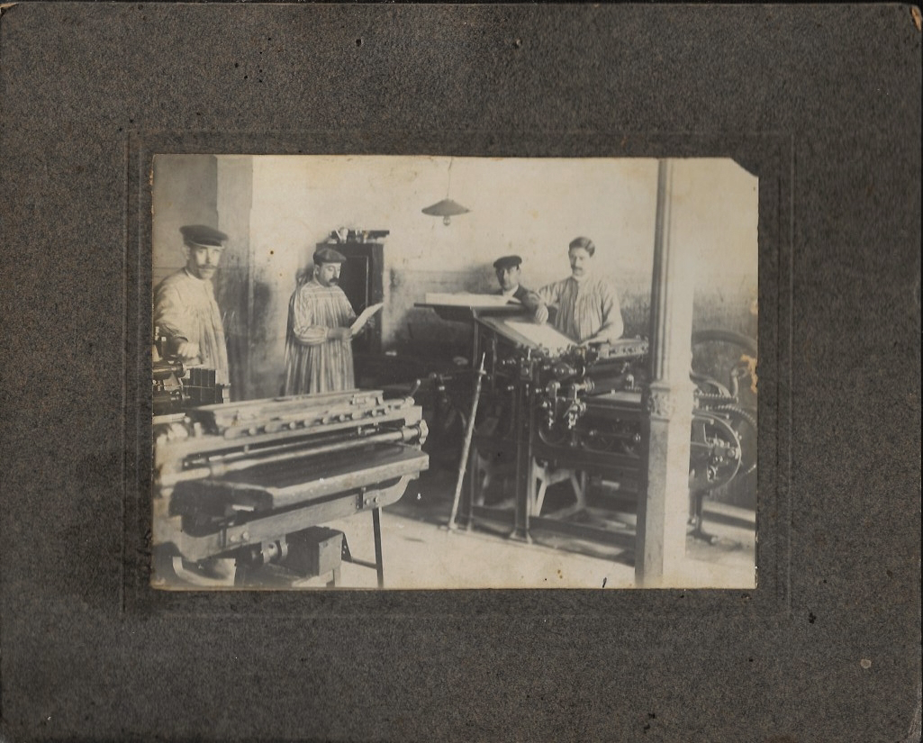 GRUPO DE TRABAJADORES EN LA IMPRENTA SOBRE 1900