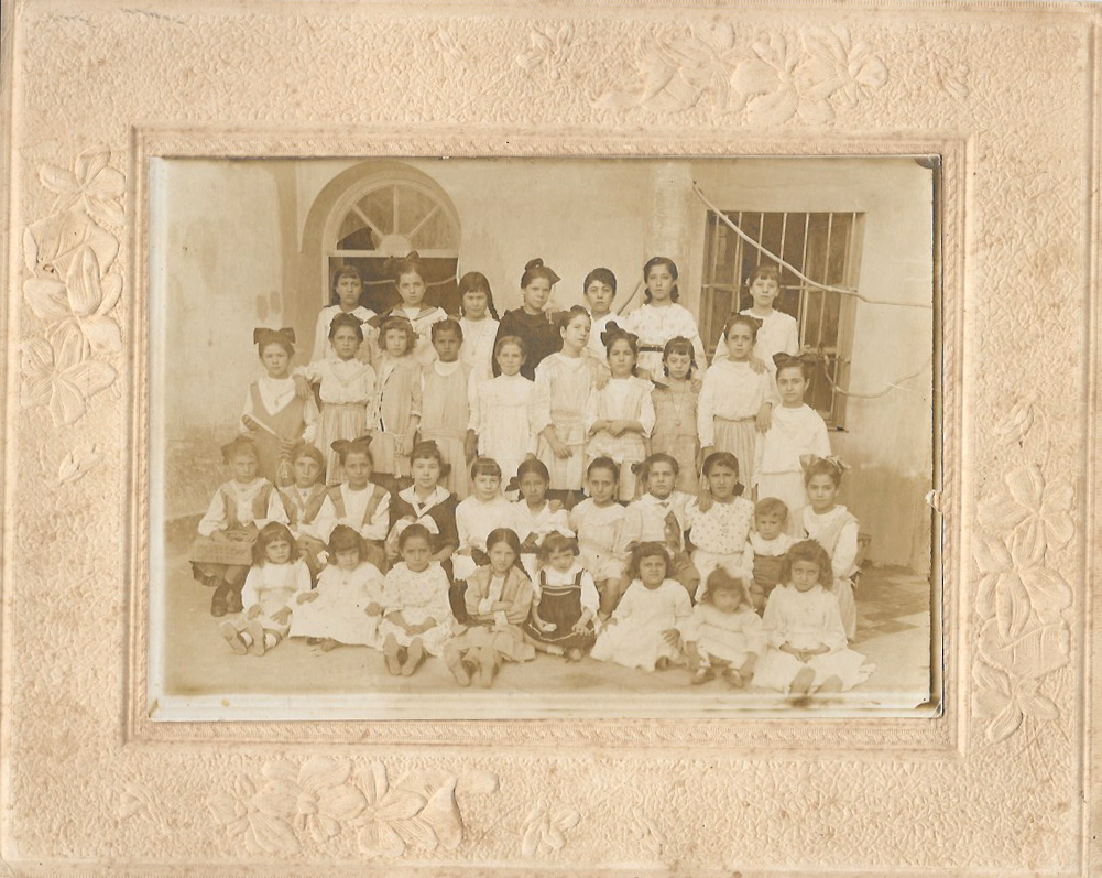 GRUPO DE PROMOCION DE NIÑAS ESCOLARES SIN IDENTIFICAR. SOBRE EL AÑO 1915