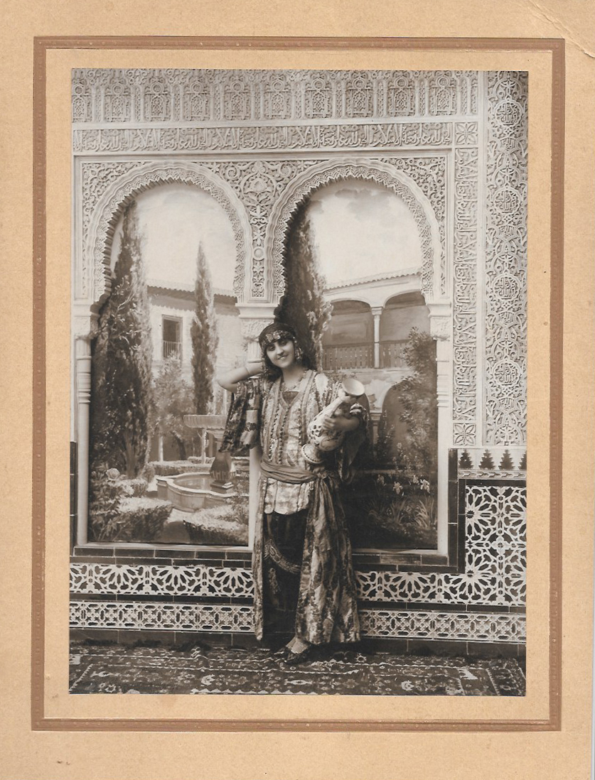 JOVEN MUJER POSANDO EN ESTUDIO SOBRE FONDO ESTILO MORISCO INSPIRADO EN LA ALHAMBRA
