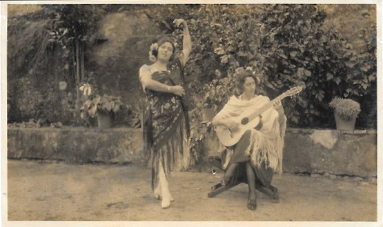 MUJER BAILANDO TOCANDO LAS CASTAÑUELAS Y ACOMPAÑADA DE OTRA TOCANDO LA GUITARRA