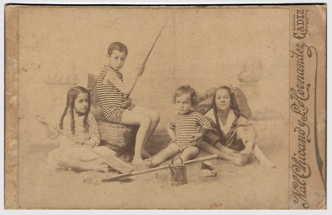 FOTO DE ESTUDIO NIÑOS EN LA PLAYA. FOTO CHICANO Y HERNANDEZ, CADIZ. SOBRE 1880.