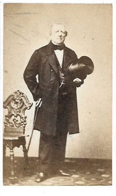 SEÑOR POSANDO DE CUERPO ENTERO CON BASTON Y SOMBRERO DE COPA. SOBRE 1880