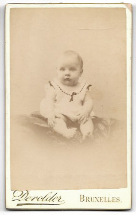 POSADO DE BEBE EN ESTUDIO FOTO L. DEVOLDER, BRUSELAS. SOBRE 1880