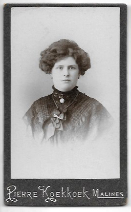 RETRATO DE JOVEN MUJER. FOTO PIERRE KOEKKOEK, MALINES MECHELEN. AÑO 1912