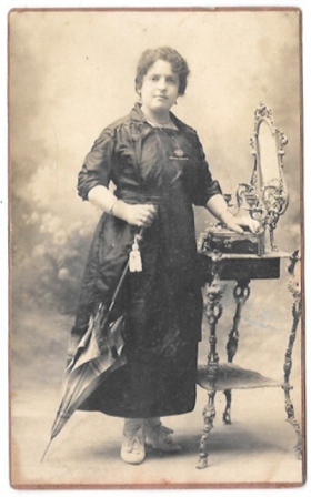 FOTOGRAFIA DE SEÑORA. FOTO V. LUCAS, ALMERIA. SOBRE 1920 TARJETA POSTAL