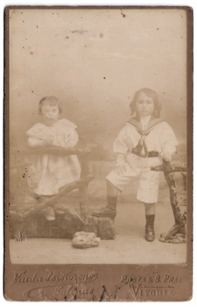 FOTOGRAFIA DE NIÑAS SOBRE 1930 FOTOGRAFO VIUDA DE MORENO Y SALINAS (VITORIA) AÑO 1890