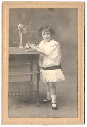FOTO RETRATO DE NIÑA DE CUERPO ENTERO, SOBRE 1910