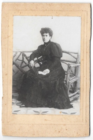 FOTOGRAFIA DE SEÑORITA DE CUERPO ENTERO SENTADA. SOBRE 1900.