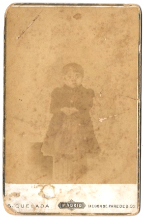 FOTO DE NIÑA DE CUERPO ENTERO DESLUCIDA. FOTO S. QUESADA MADRID AÑO 1890