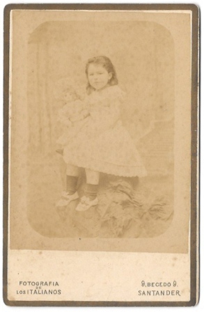 FOTO DE NIÑA DE CUERPO ENTERO. FOTO LOS ITALIANOS (SANTANDER), SOBRE 1900.