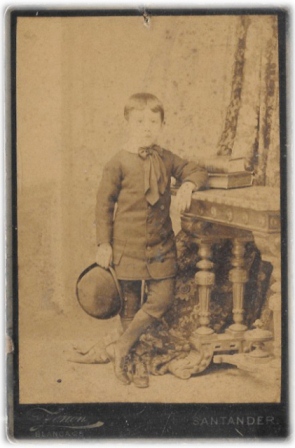 FOTO DE NIÑO DE CUERPO ENTERO.  FOTO FENON (SANTANDER), SOBRE 1880. IMPRESO EN REVERSO
