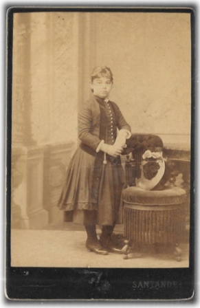 FOTO DE NIÑA DE CUERPO ENTERO. FOTO FENON (SANTANDER), SOBRE 1880. IMPRESO EN REVERSO