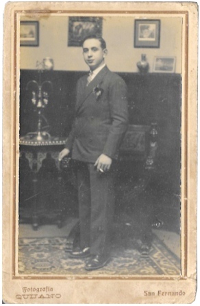 CABALLERO CUERPO ENTERO. FOTO QUIJANO, SAN FERNANDO-TEXTO EN REVERSO FECHA: 9-2-1930
