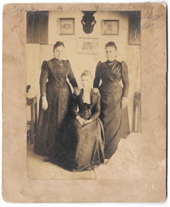 FOTOGRAFIA DE TRES MUJERES. FALTA DE PAPEL FOTOGRAFICO. SOBRE AÑO 1900.