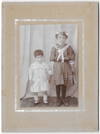 FOTOGRAFIA DE ESTUDIO, DOS NIÑAS. SOBRE 1920.