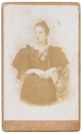FOTOGRAFIA DE SEÑORITA. NOTA ESCRITA EN REVERSO. SOBRE 1890.